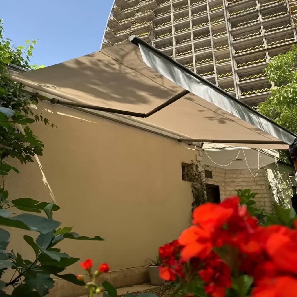 سایبان مغازه نصب شده روی نمای پروژه نوساز