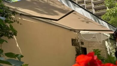 سایبان مغازه نصب شده روی نمای پروژه نوساز