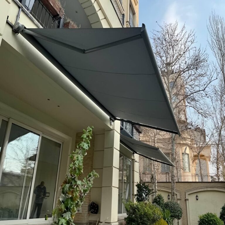 سایبان پارکینگ نصب شده در فضای گرم و خشک