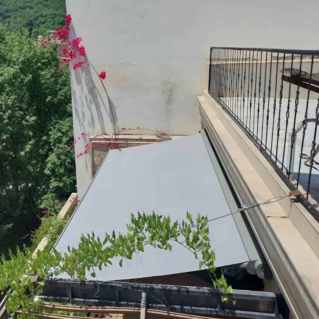 سایبان تراس نصب شده در فضای مرطوب و بارانی