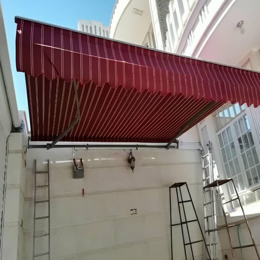 سایبان پارکینگ هنگام اندازه گیری محل توقف خودرو سایبان پارکینگ هنگام اندازه گیری محل توقف خودرو