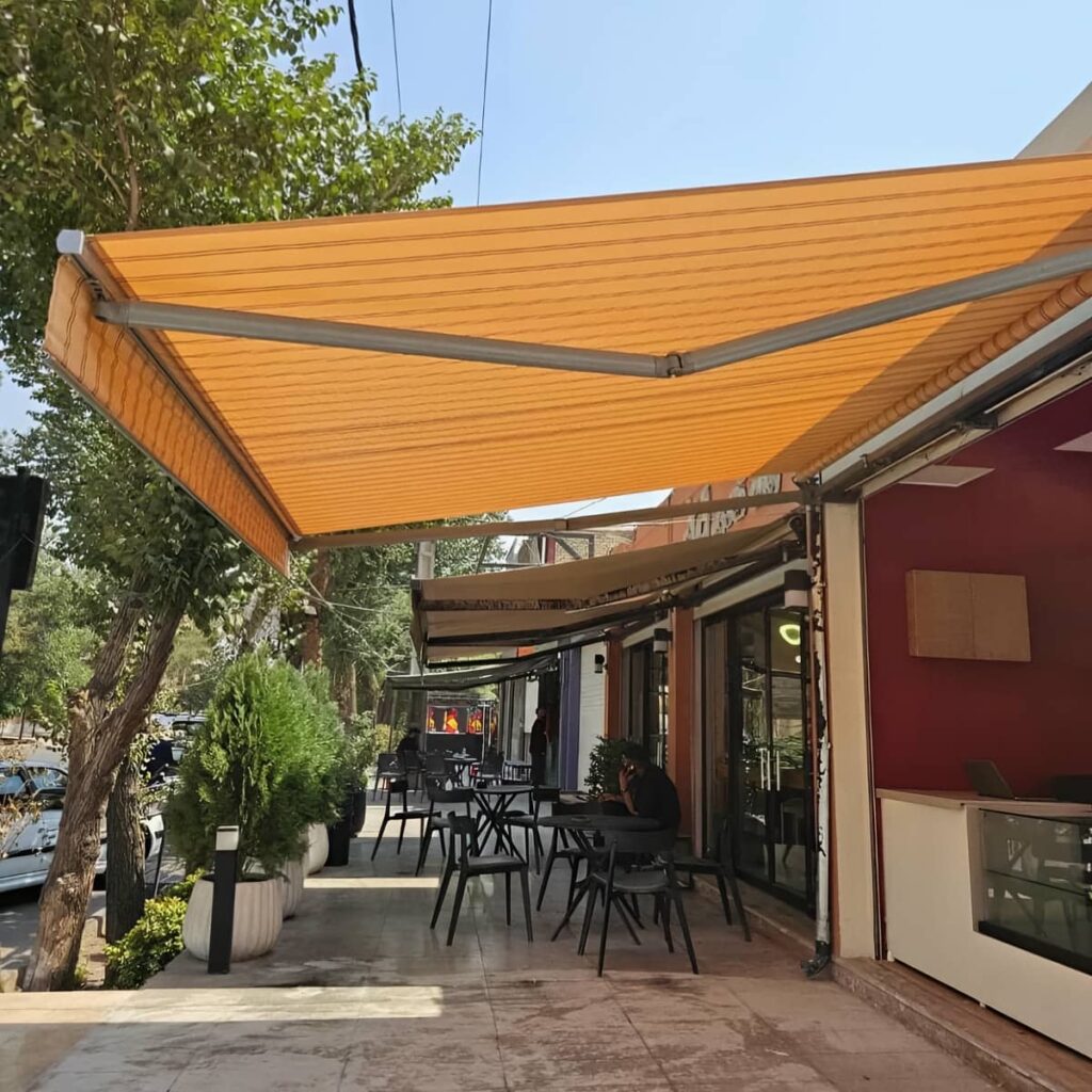 سایبان برقی ریموت دار در نمای آپارتمان