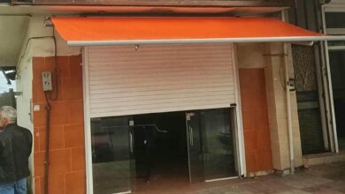 چادر برقی با پوشش ساده روی نمای مدرن