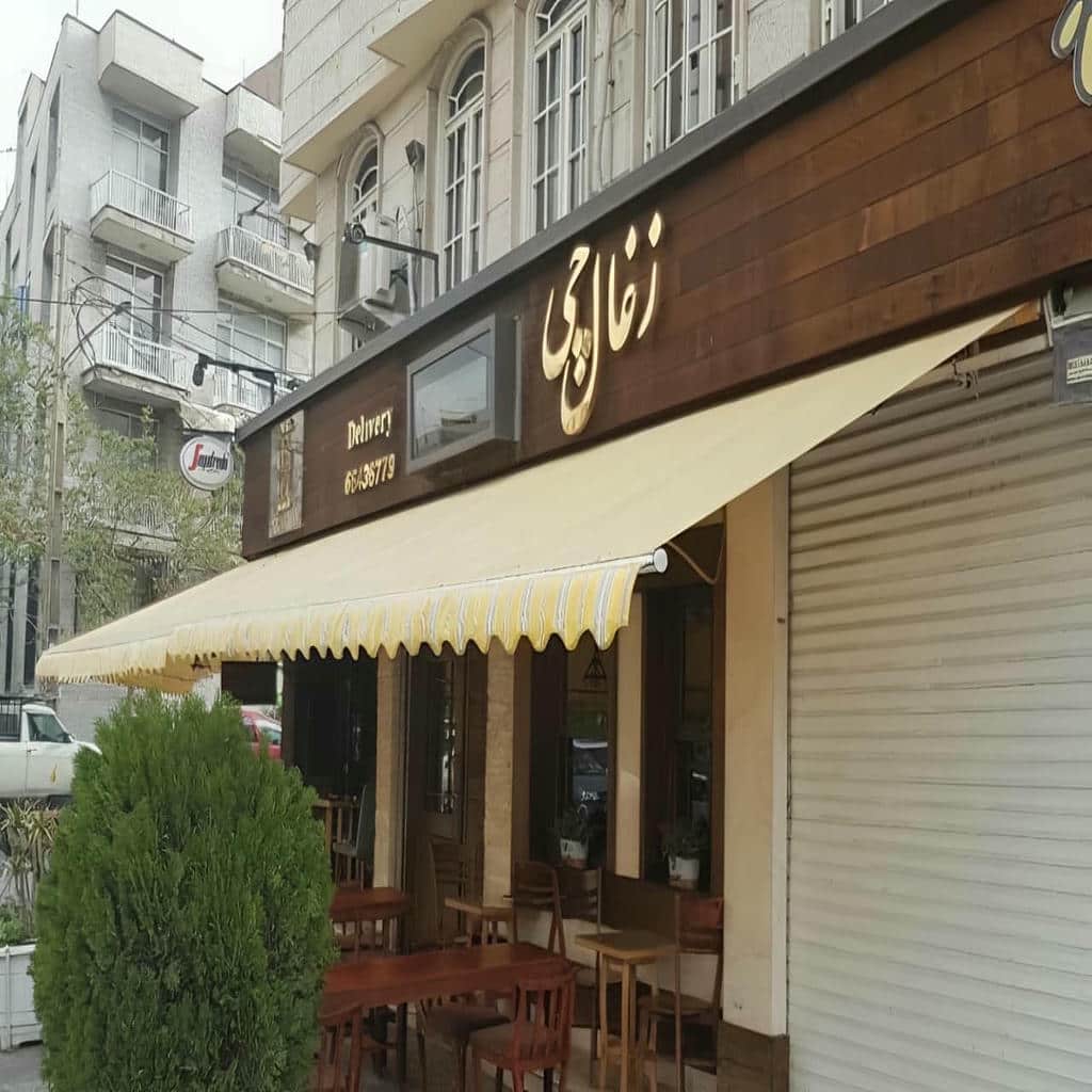 سایبان پارکینگ هنگام بررسی جنس پوشش