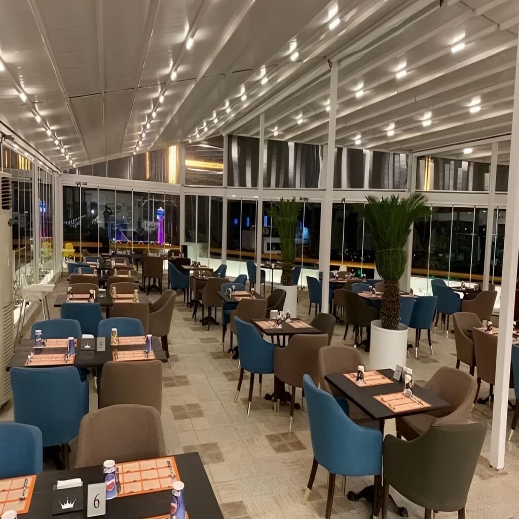 سقف متحرک پارچه ای باز شده کنار عناصر فرفورژه