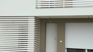 نرده آلومینیومی بالکن با پروفیل منظم کنار ورودی