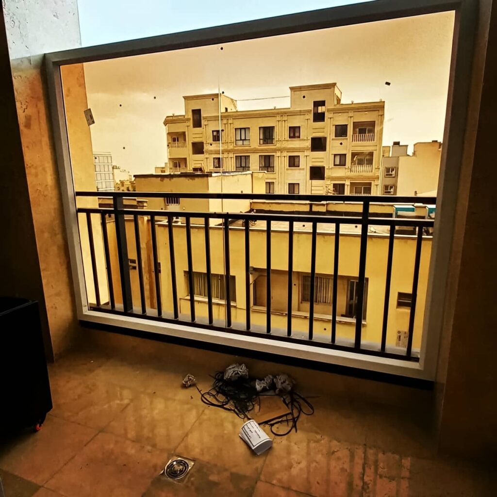 جان پناه بالکن با اتصال منظم روی لبه ساختمان