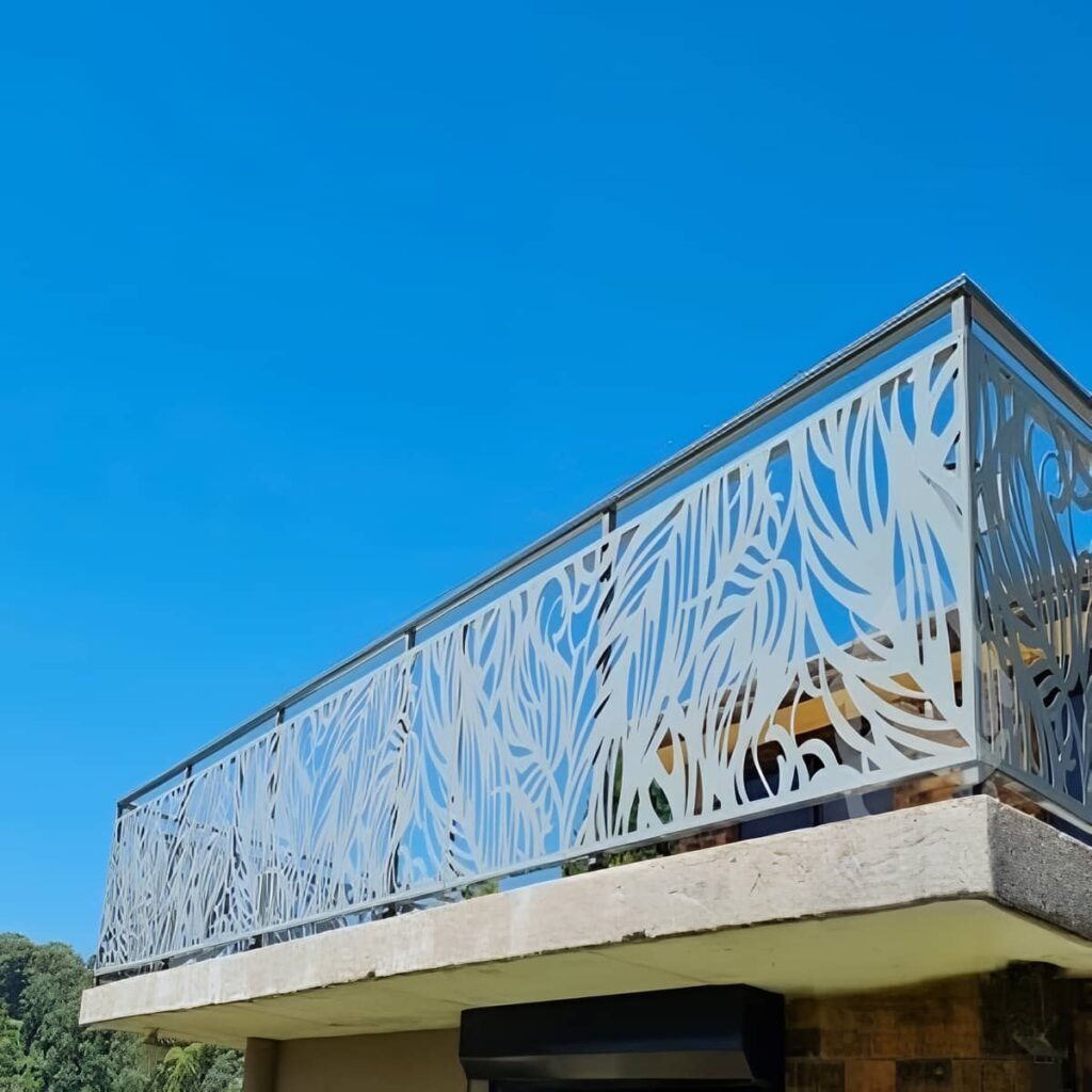نرده پله آپارتمان در نمونه کار اجرایی
