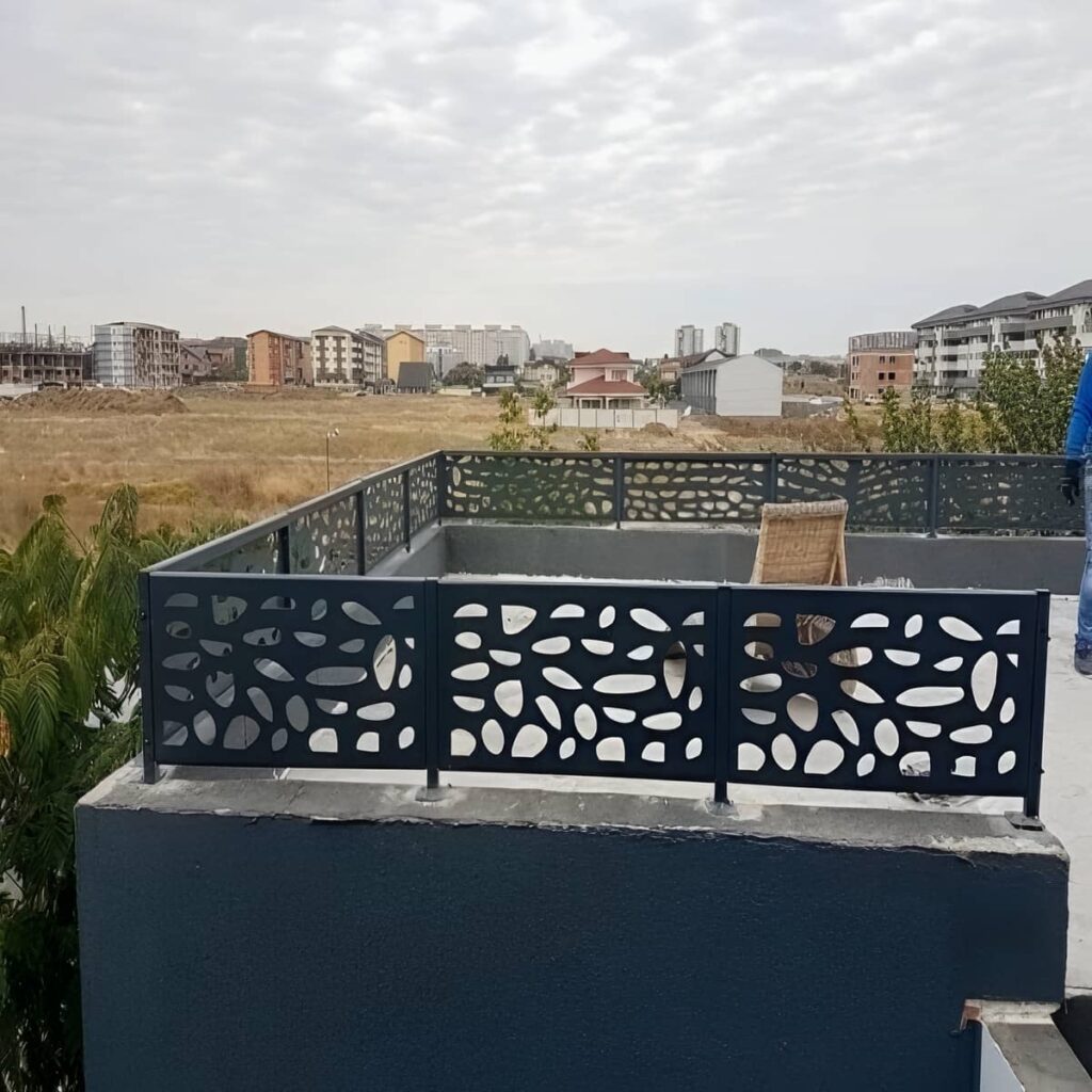 نرده پله آپارتمان هنگام اندازه گیری مسیر