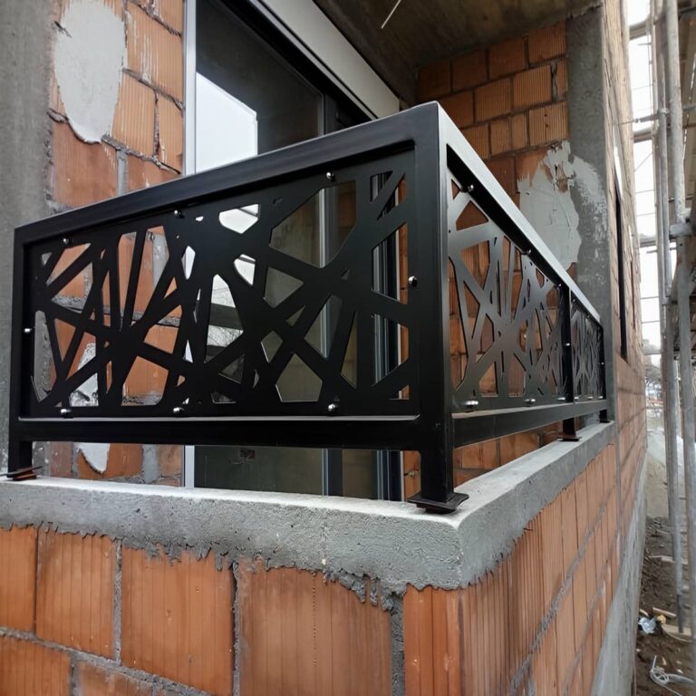 نرده پله کلاسیک با پایه های تزئینی