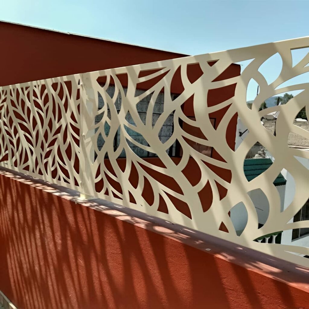 نرده تراس با تقسیم بندی منظم دهانه