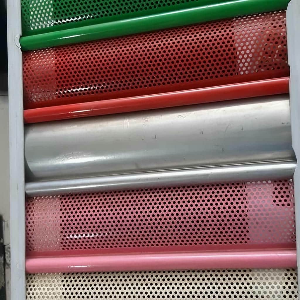 کرکره پانچ دار با تیغه های منظم برای نمای مینیمال