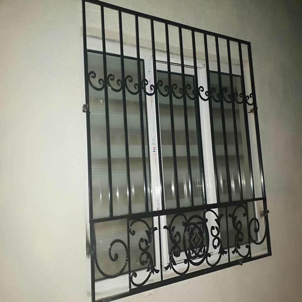 حفاظ پنجره گلنرده روی قاب فلزی ساده