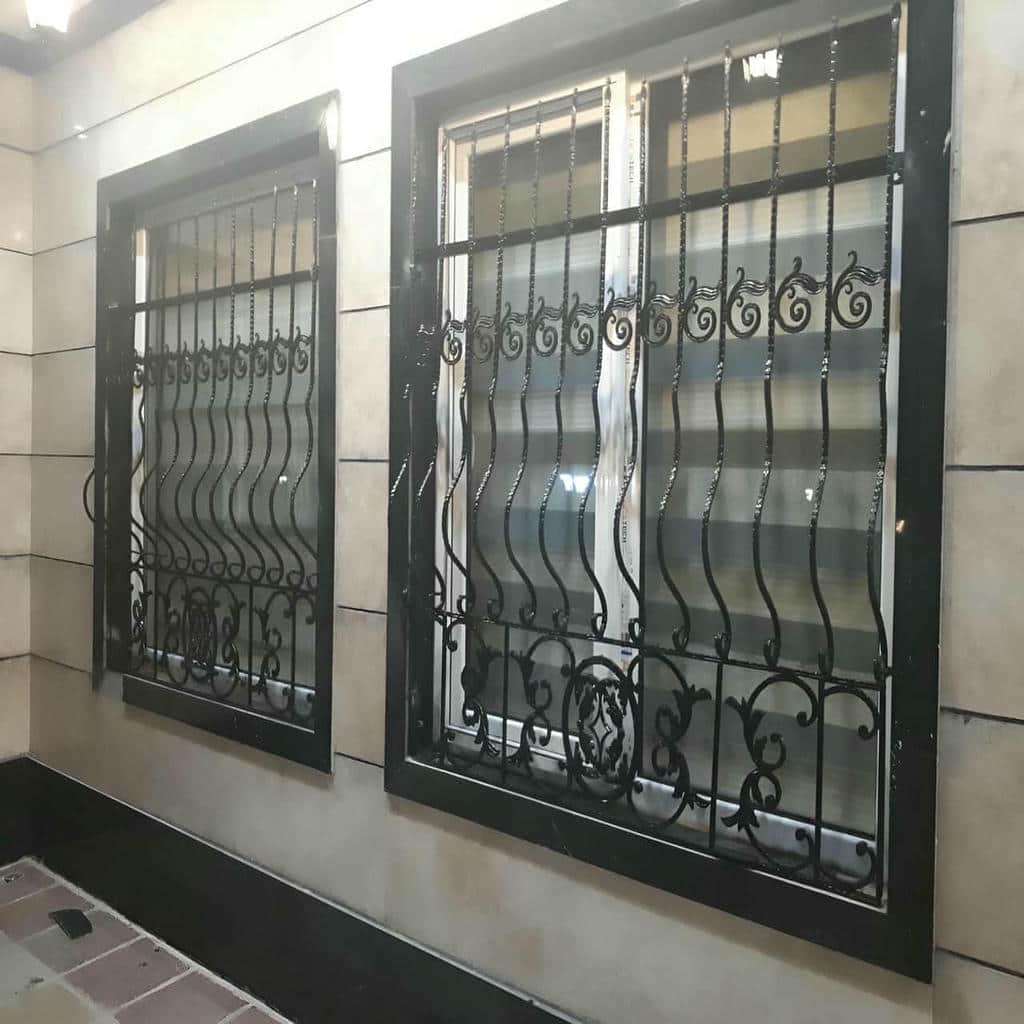 حفاظ پنجره فرفورژه با فریم آهنی و اتصالات منظم