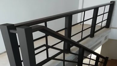 نرده فلزی راه پله با پوشش مقاوم مناسب محیط مرطوب