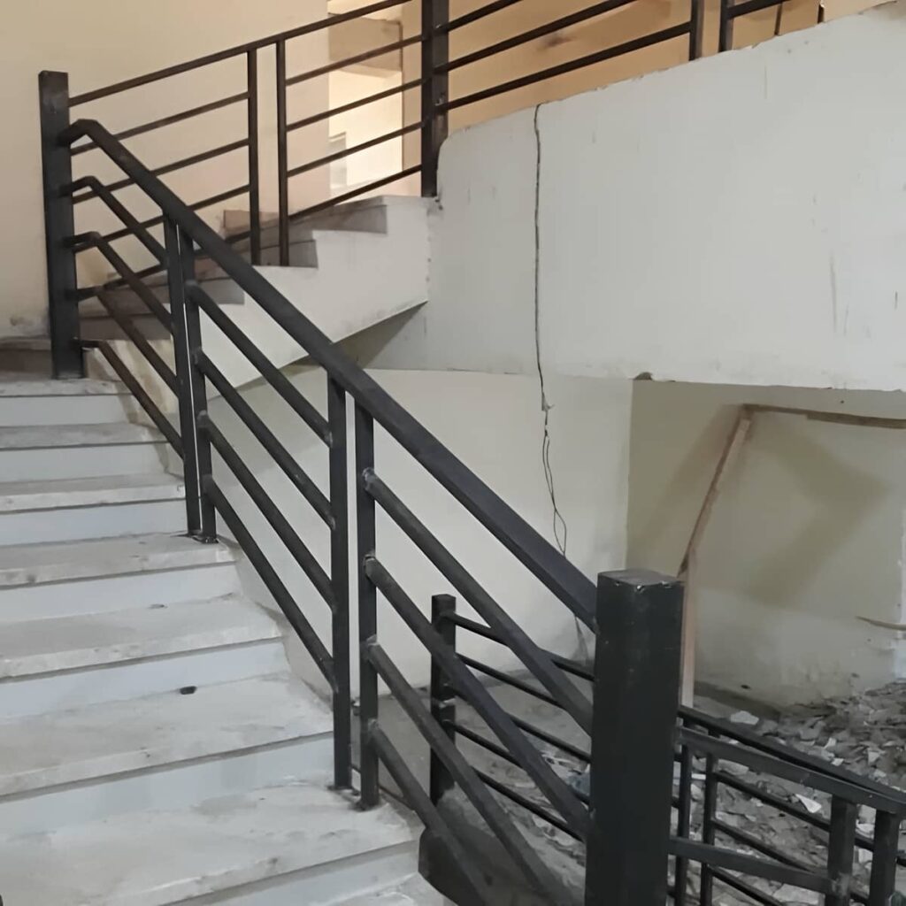 نرده فلزی راه پله خارجی با اتصالات دقیق و سطح پرداخت شده