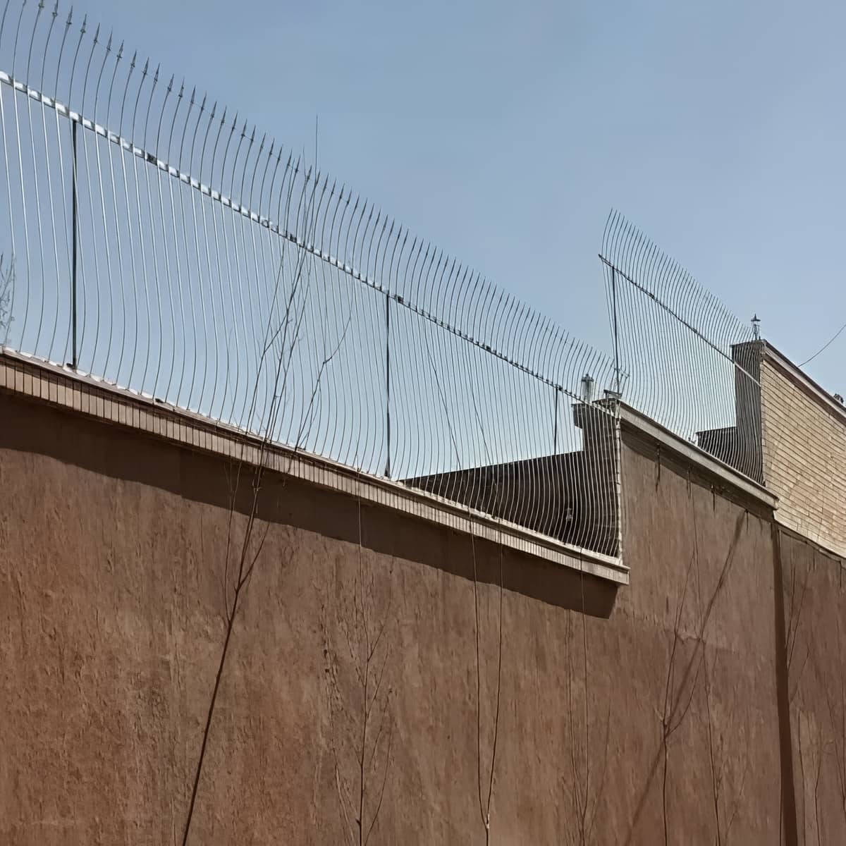 انواع مدل‌های حفاظ میله ای نوک تیز روی دیوار ویلا