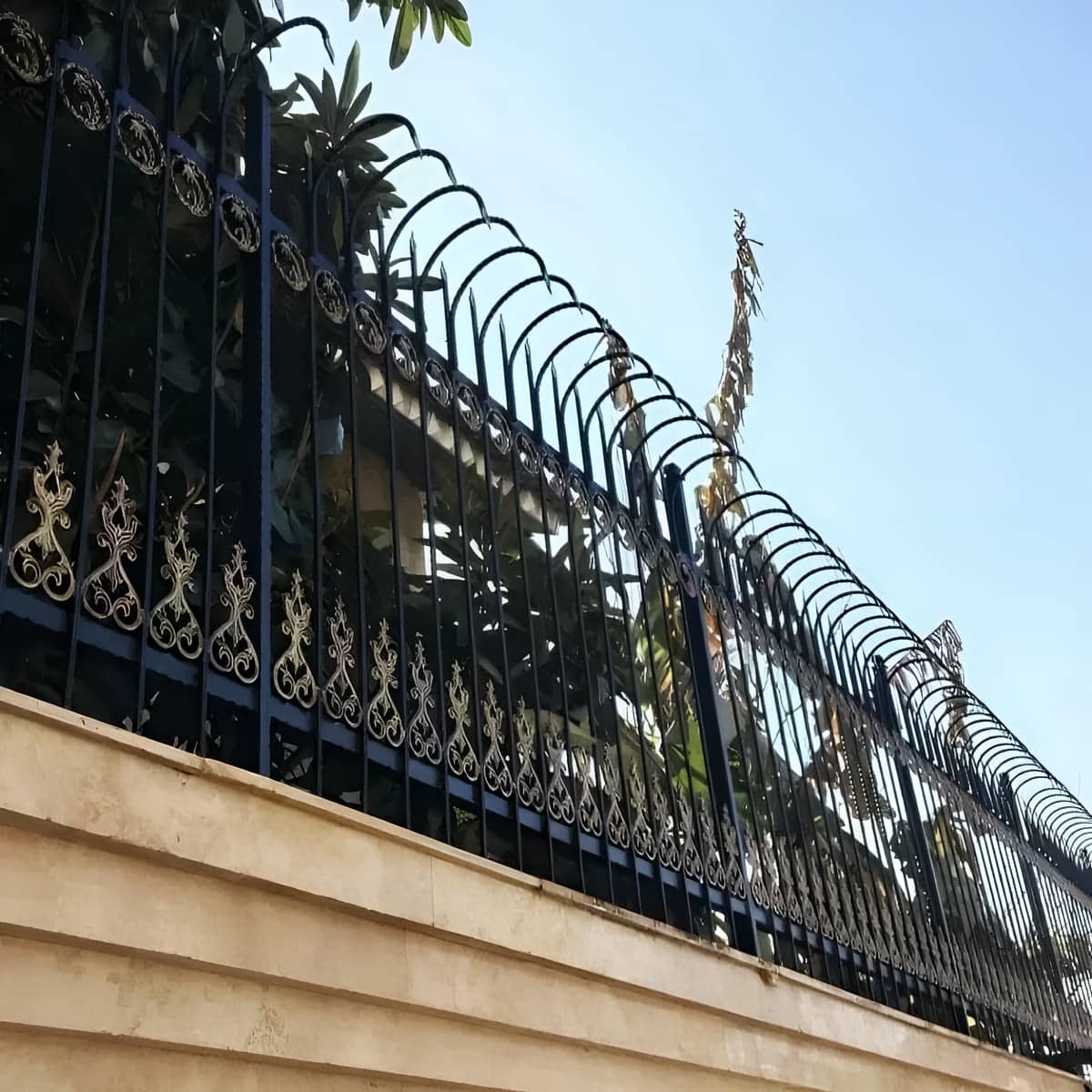 قیمت حفاظ میله ای نوک تیز روی دیوار ویلا