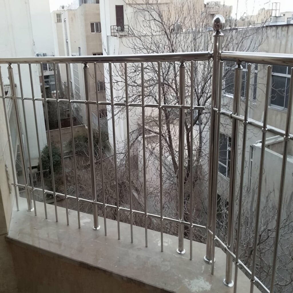 نرده راه پله با جوشکاری تمیز فلزی
