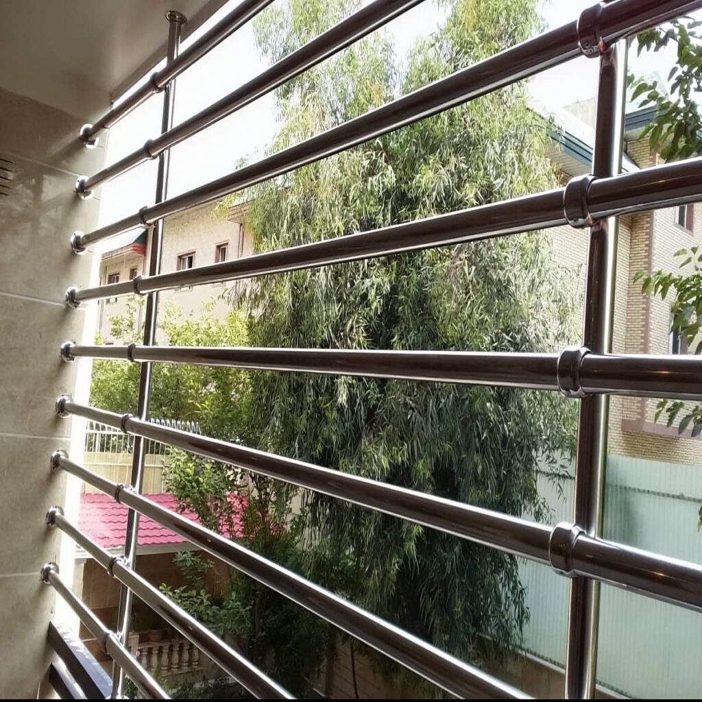 نرده بالکن ویلایی با طراحی مدرن و مینیمال