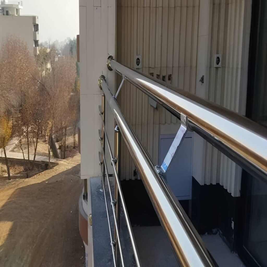 نرده بالکن آپارتمان هنگام بررسی نمونه کار