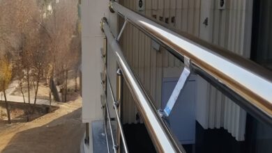 نرده بالکن آپارتمان هنگام بررسی نمونه کار