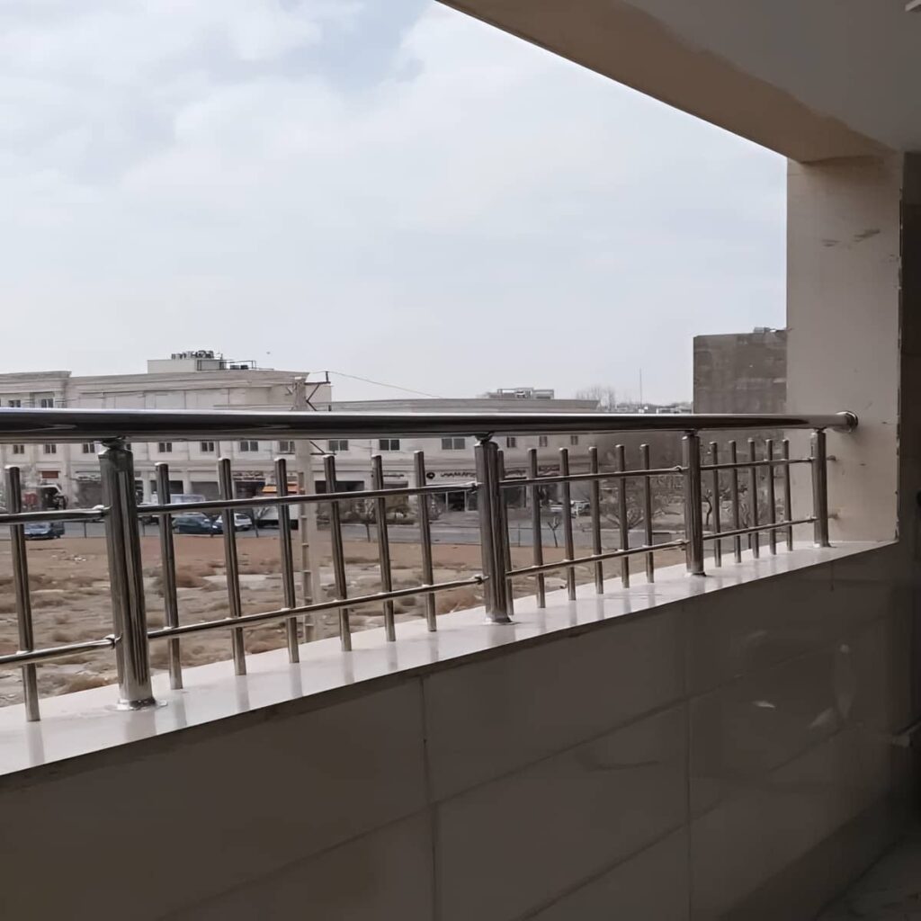 هندریل راه پله با پوشش یکدست مناسب فضای داخلی