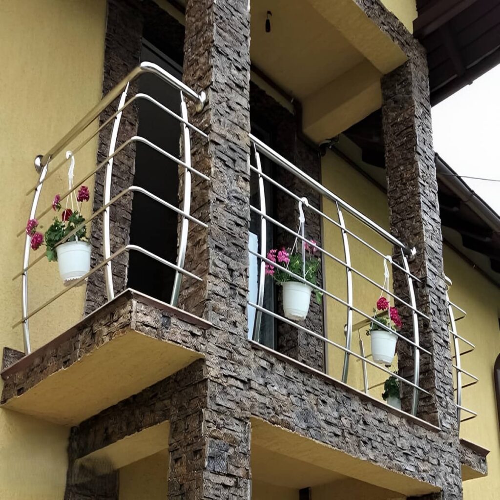 نرده کلاسیک بالکن در مرحله اندازه گیری دقیق