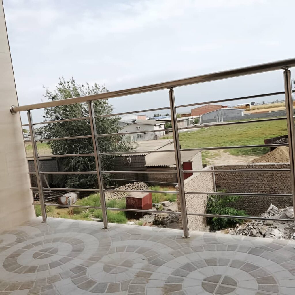 نرده مدرن بالکن در مرحله اندازه گیری محل