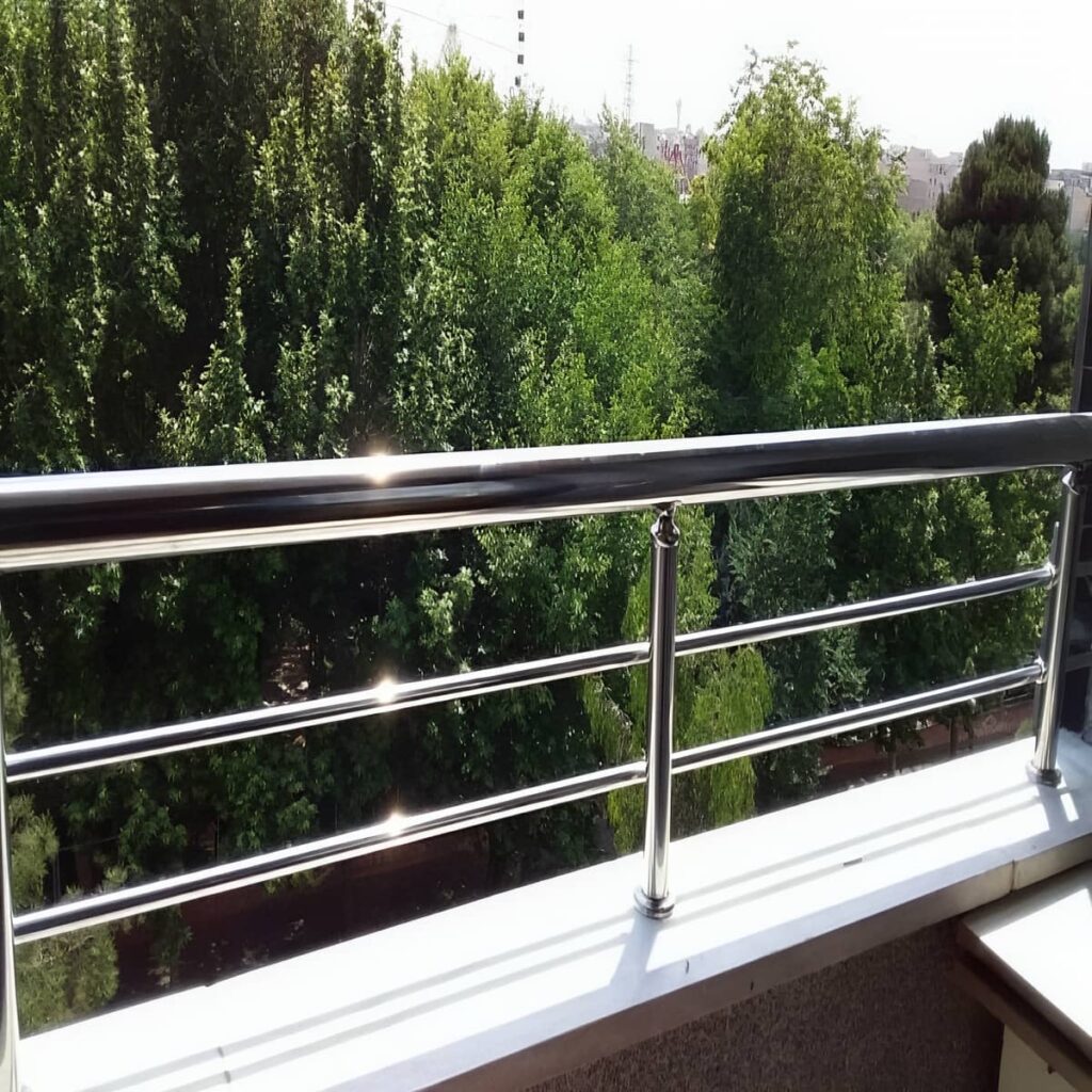 نرده چوبی راه پله با چوب طبیعی و پرداخت یکدست