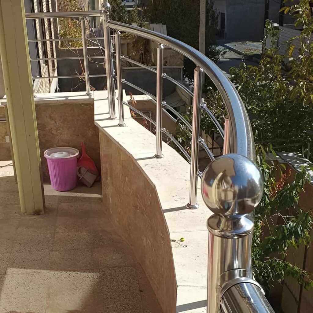 نرده بالکن ویلایی هنگام اندازه گیری محل نصب