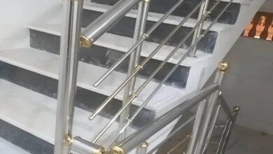 نرده استیل بالکن با سطح براق زیر تابش آفتاب