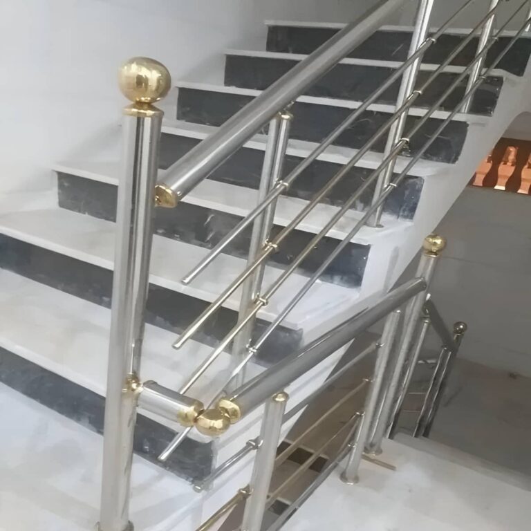 نرده استیل بالکن با سطح براق زیر تابش آفتاب نرده استیل بالکن با سطح براق زیر تابش آفتاب