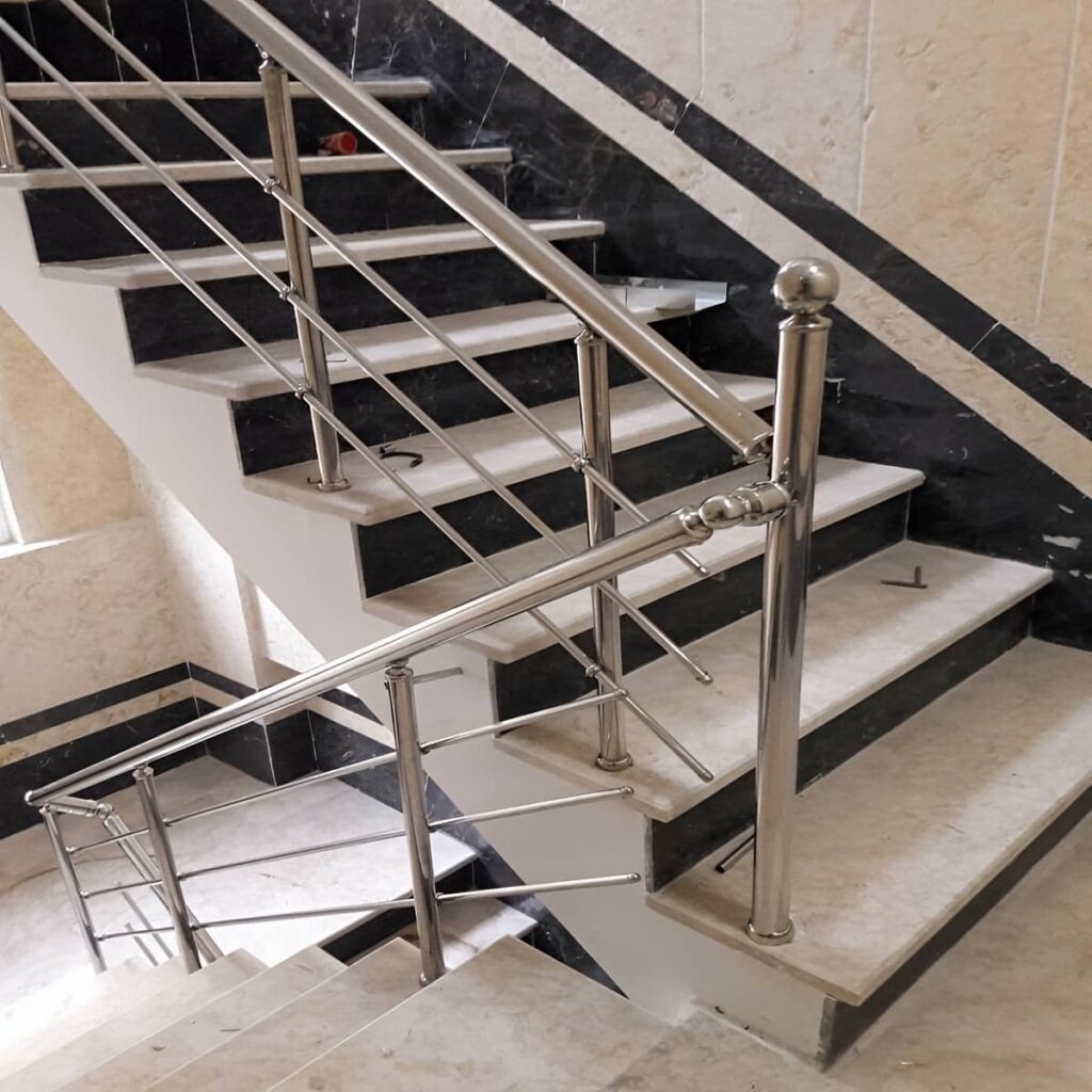 نرده استیل بالکن هنگام بررسی جنس و متریال نرده استیل بالکن هنگام بررسی جنس و متریال