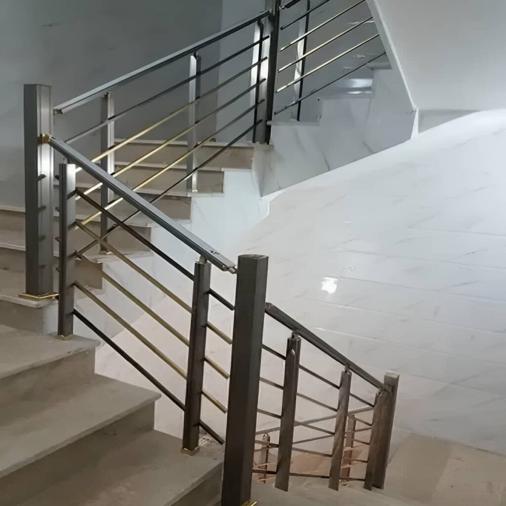 نرده استیل بالکن با اتصال منظم روی لبه تراس