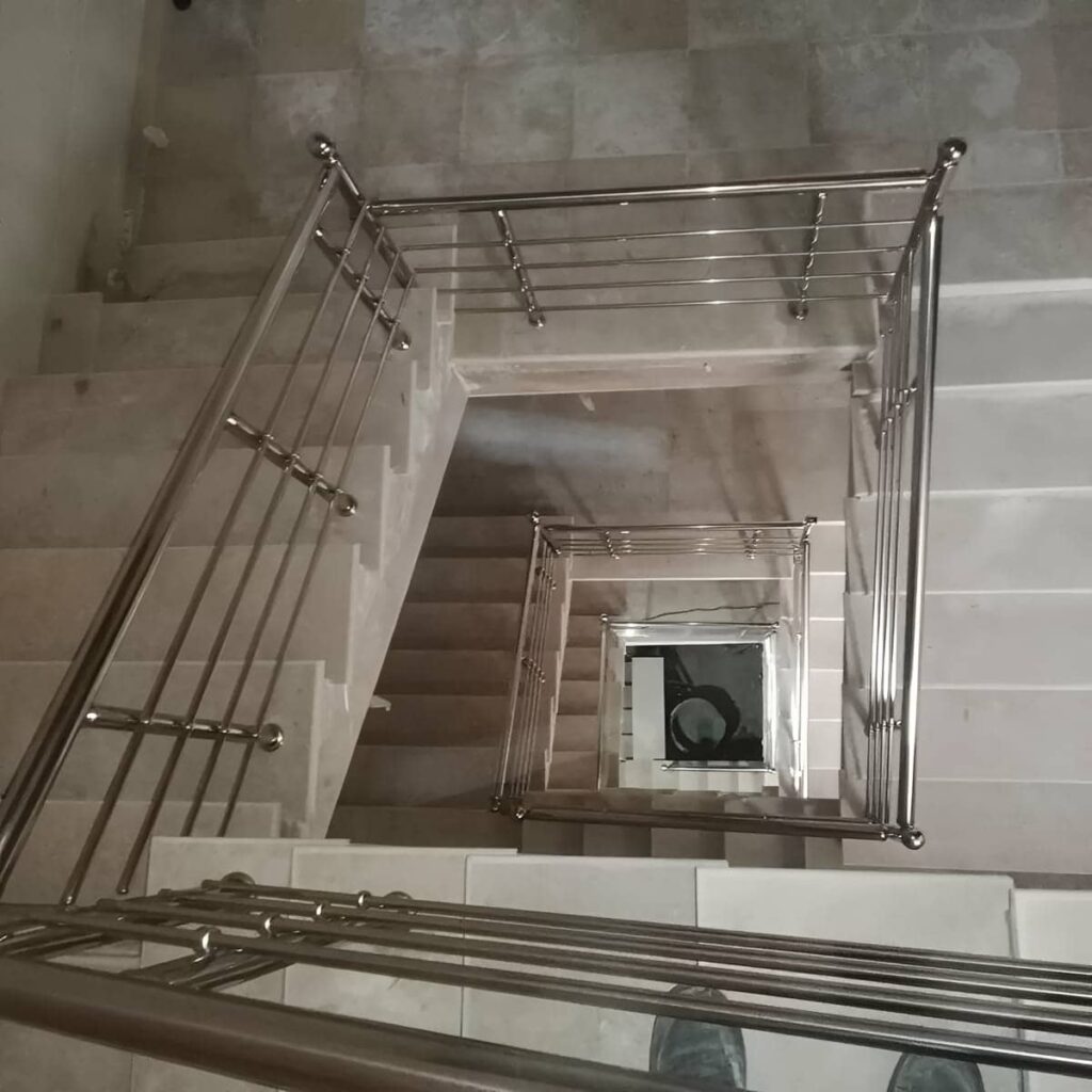 نرده استیل راه پله با دست انداز هماهنگ با پاگرد