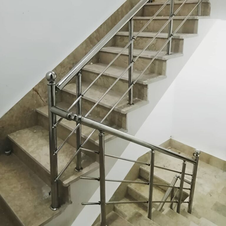 نرده استیل بالکن با سطح براق و پایه های منظم