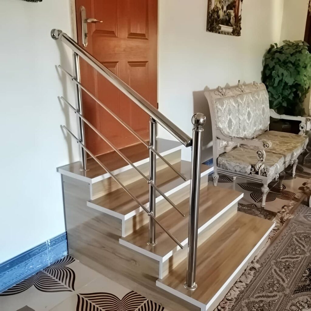 نرده استیل راه پله با پایه های منظم روی کف