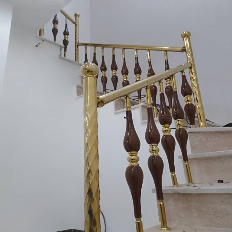 نرده استیل راه پله نصب شده کنار ورودی ساختمان نرده استیل راه پله نصب شده کنار ورودی ساختمان