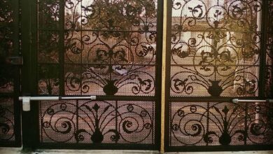 جک پرقدرت نصب شده روی درب کلاسیک فرفورژه