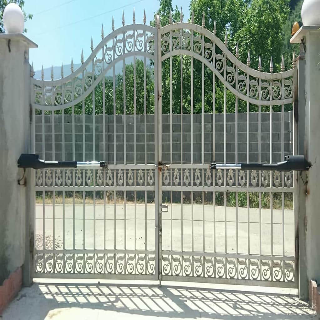 جک درب پارکینگ ریلی کنار درب کشویی آپارتمان