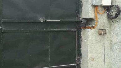 جک درب حیاط نصب شده روی درب لولایی اقتصادی