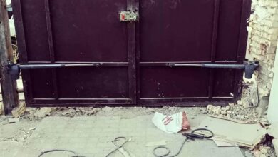 جک بازویی نصب شده روی درب دو لنگه ساختمان مسکونی