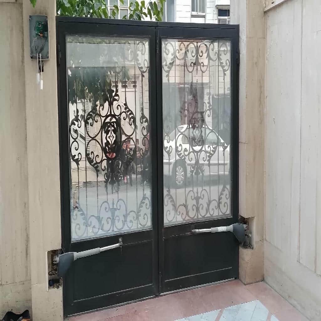 جک پرقدرت نصب شده روی درب سنگین با پایه های فلزی جک پرقدرت نصب شده روی درب سنگین با پایه های فلزی