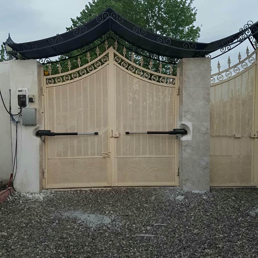 جک هیدرولیک در مرحله اندازه گیری محل نصب جک هیدرولیک در مرحله اندازه گیری محل نصب