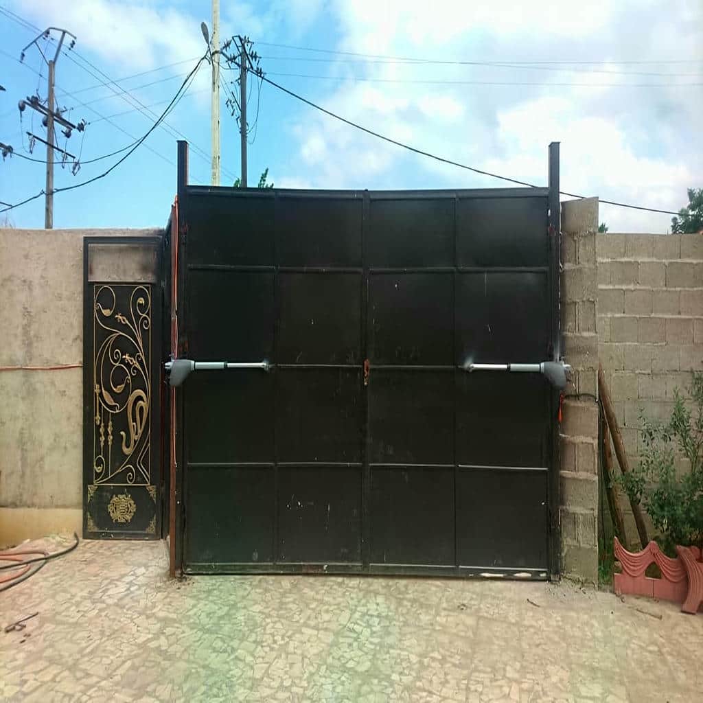 جک تک لنگه روی درب فلزی با فضای نصب مرطوب