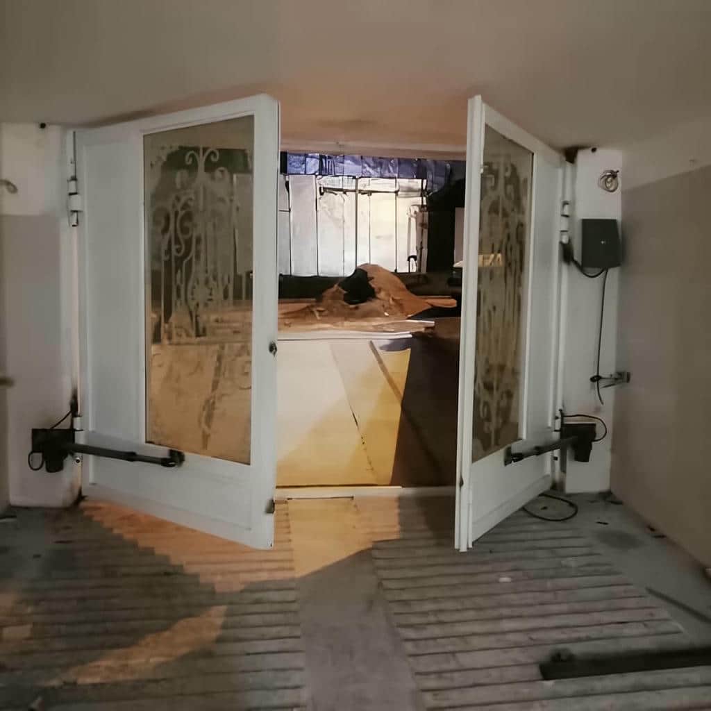 جک ریموت دار در مرحله بررسی نمای ورودی ساختمان جک ریموت دار در مرحله بررسی نمای ورودی ساختمان