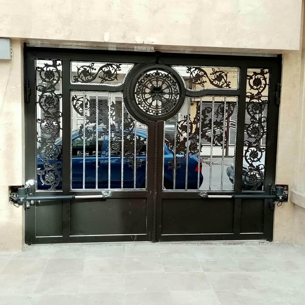 جک پارکینگی نصب شده روی درب در معرض باد جک پارکینگی نصب شده روی درب در معرض باد