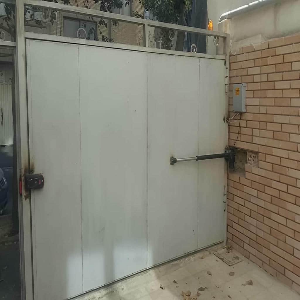 جک ریموت دار در مرحله بررسی تصاویر محل نصب