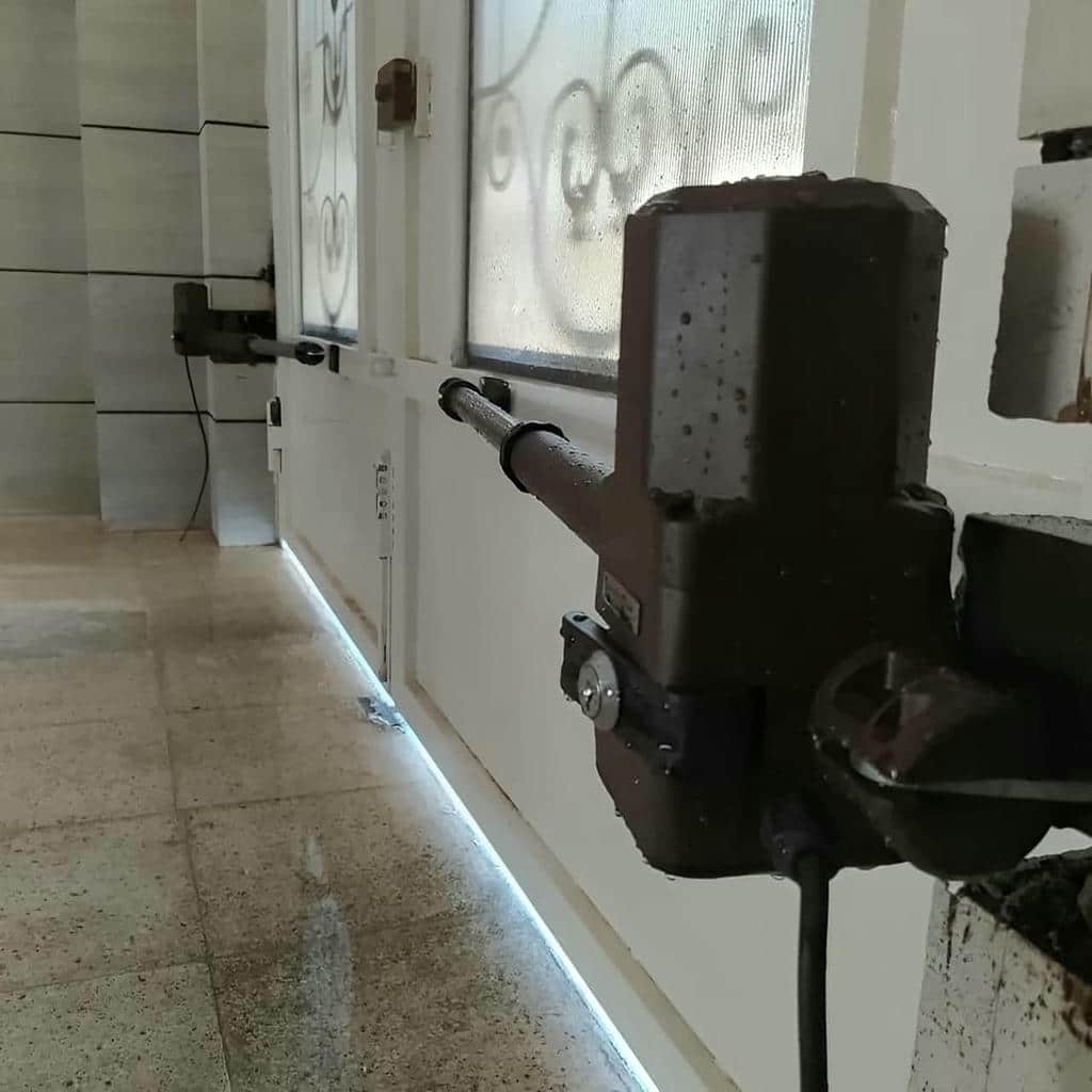 جک درب پارکینگ بازویی نصب شده روی درب لولایی خانه